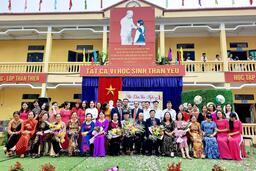 Hội diễn văn nghệ chào mừng 38 năm ngày nhà giáo Việt Nam của thầy và trò trường THCS Vĩnh Xá